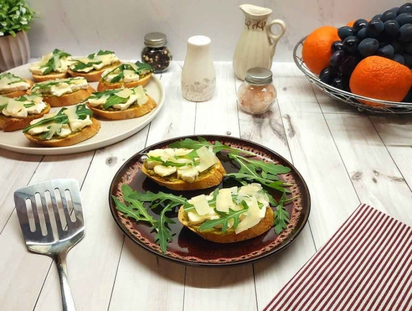 Брускетта с сыром и песто
