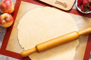 Пирог с яблоками и клубникой