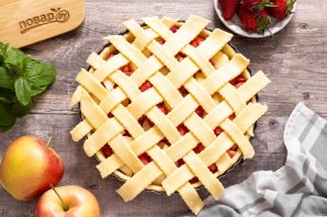 Пирог с яблоками и клубникой