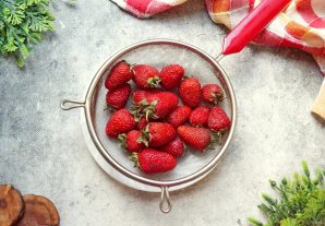 Слоеный пирог с клубникой