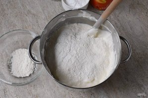Сметанный торт с консервированными персиками
