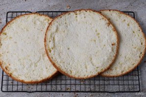 Сметанный торт с консервированными персиками