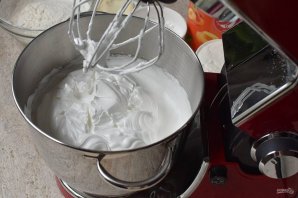 Сметанный торт с консервированными персиками