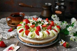Торт с киви и клубникой
