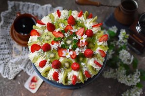Торт с киви и клубникой