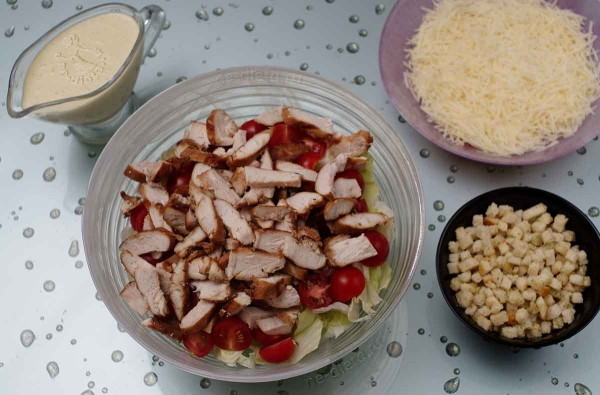 Салат &laquo;Цезарь&raquo; с курицей