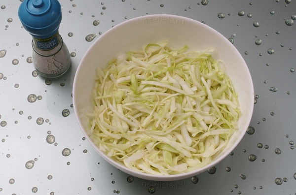 Салат из капусты с яблоком и изюмом