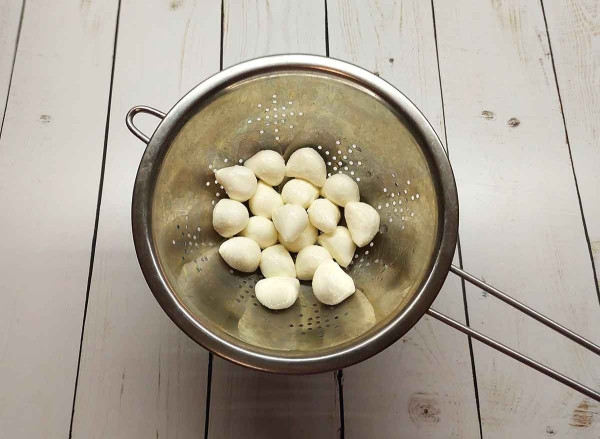 Фаршированные помидоры с моцареллой и анчоусами