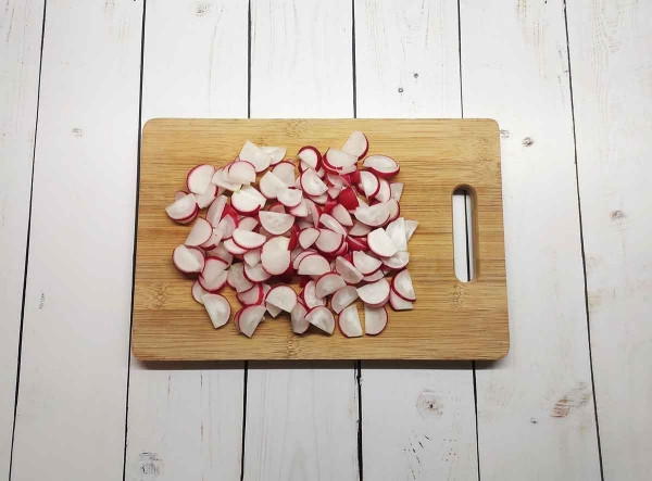 Салат из огурцов с редисом и яйцами