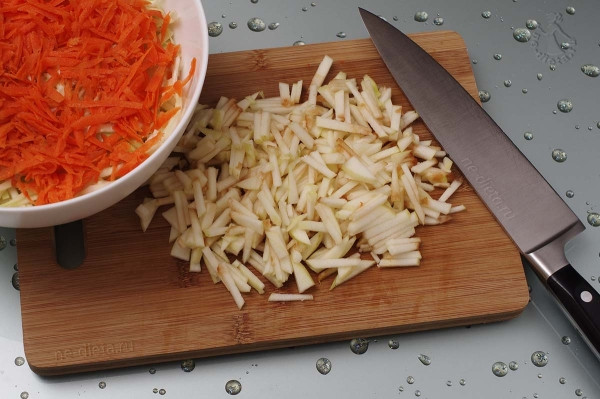 Салат из капусты с яблоком и изюмом