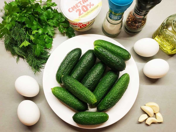 Салат из огурцов и яиц Салат из огурцов и яиц