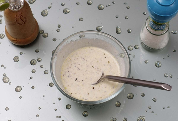 Салат из капусты с яблоком и изюмом