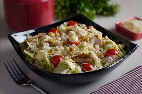Салат &laquo;Цезарь&raquo; с курицей