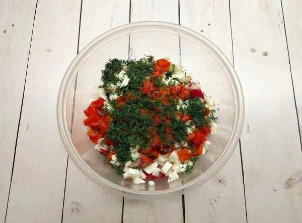 Салат из огурцов с редисом и яйцами