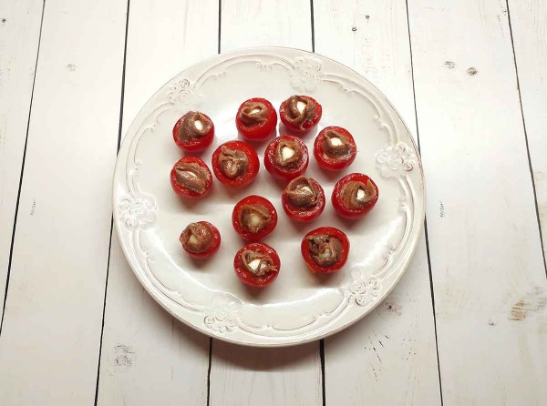 Фаршированные помидоры с моцареллой и анчоусами
