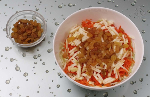 Салат из капусты с яблоком и изюмом