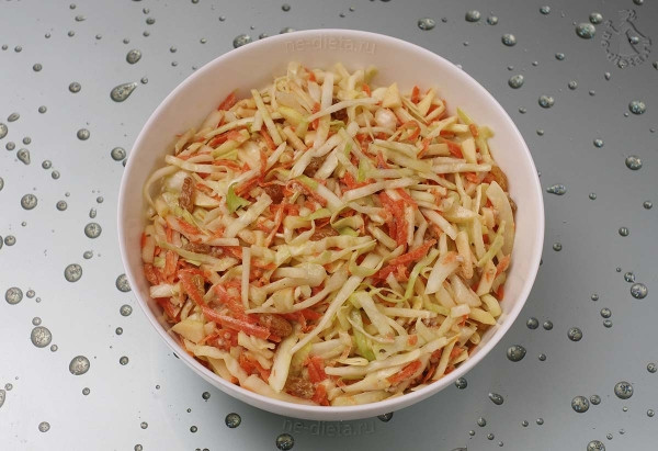 Салат из капусты с яблоком и изюмом