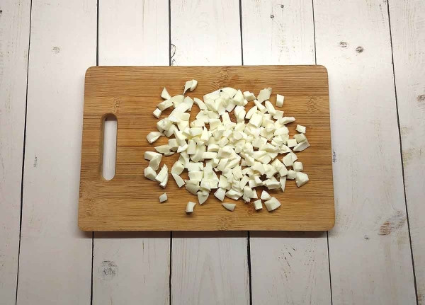 Салат из огурцов с редисом и яйцами