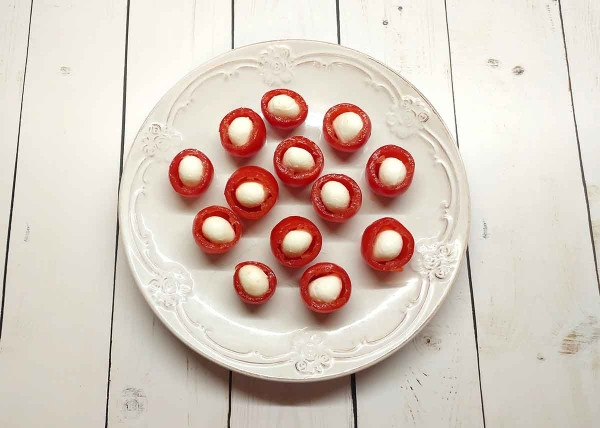 Фаршированные помидоры с моцареллой и анчоусами