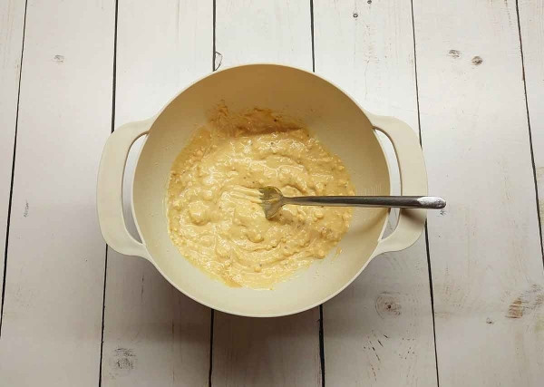 Салат из огурцов с редисом и яйцами