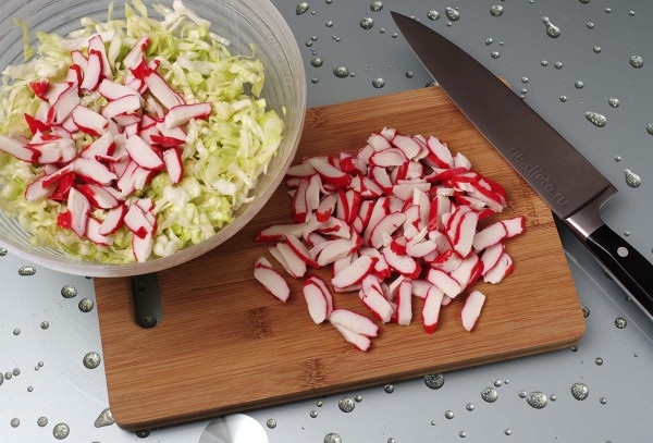 Салат из крабовых палочек &mdash; 4 простых и вкусных рецепта
