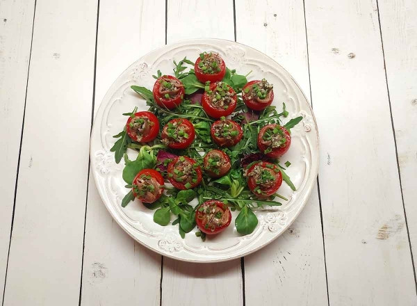 Фаршированные помидоры с моцареллой и анчоусами