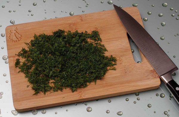 Салат из огурцов с редисом и яйцами