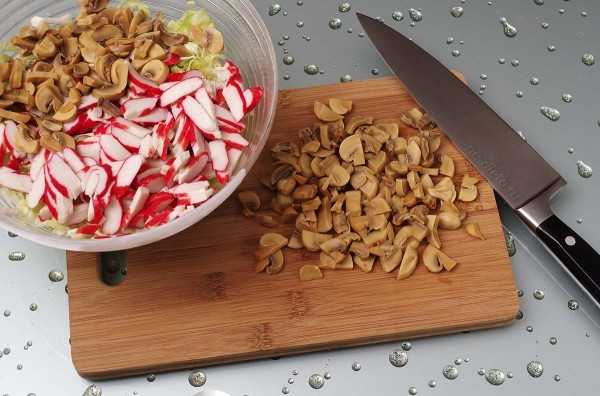 Салат из крабовых палочек &mdash; 4 простых и вкусных рецепта