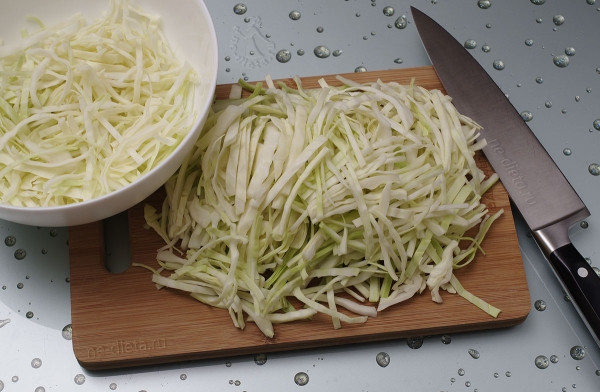 Салат из капусты с яблоком и изюмом