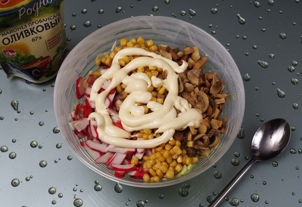 Салат из крабовых палочек &mdash; 4 простых и вкусных рецепта