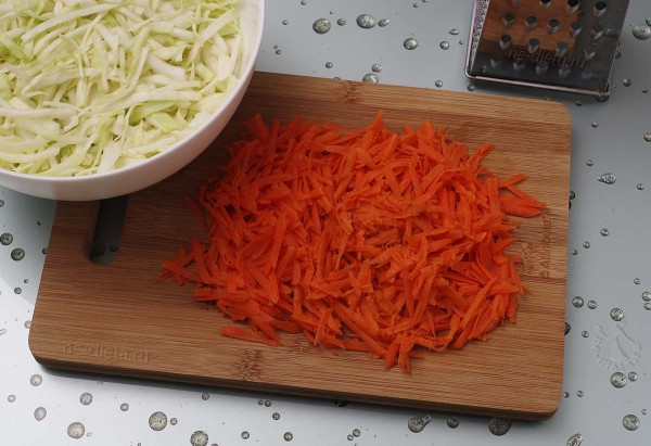 Салат из капусты с яблоком и изюмом