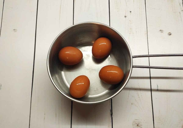 Салат из огурцов с редисом и яйцами