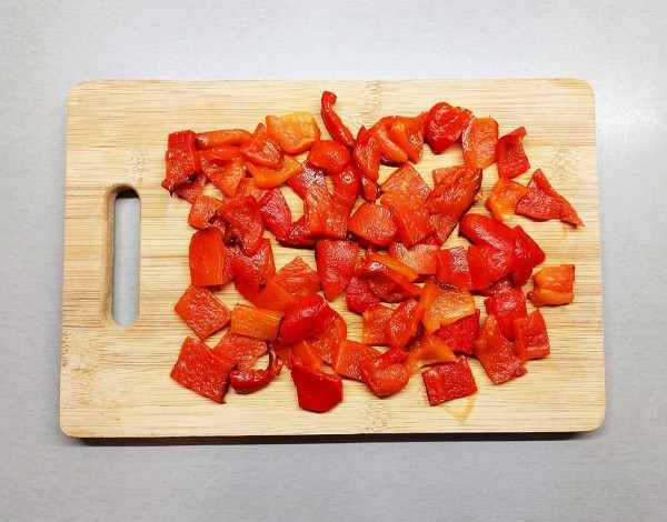 Салат из огурцов с редисом и яйцами
