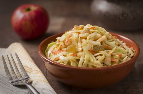 Салат из капусты с яблоком и изюмом
