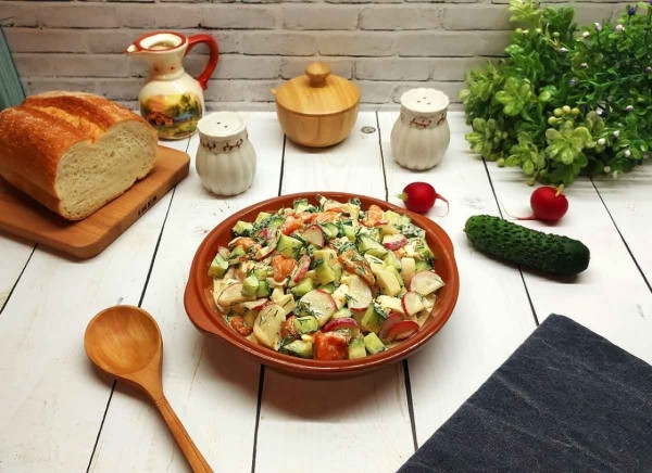 Салат из огурцов с редисом и яйцами