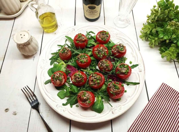 Фаршированные помидоры с моцареллой и анчоусами
