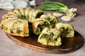 Заливной пирог с черемшой и яйцом