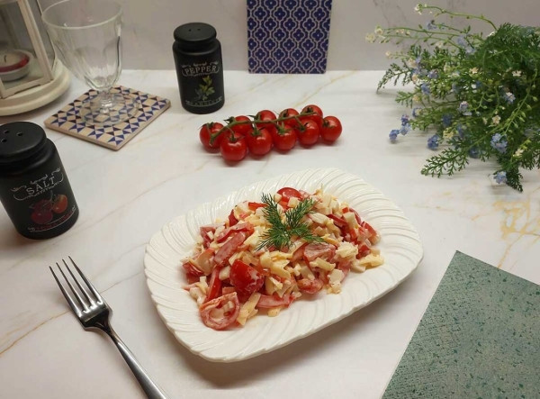 Крабовый салат с помидорами и перцем