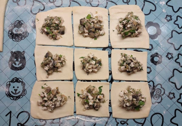 Пирожки с курицей, грибами и сыром