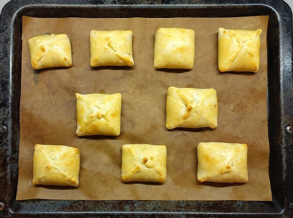 Пирожки с курицей, грибами и сыром