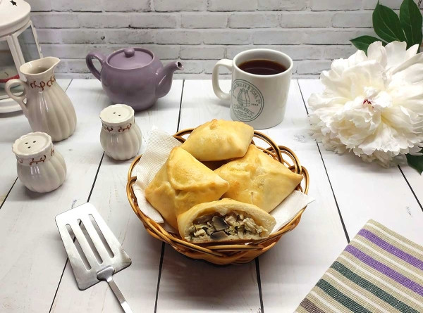 Пирожки с курицей, грибами и сыром