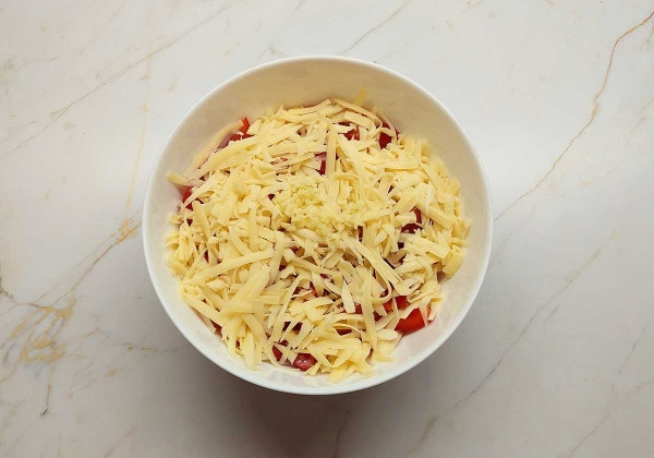 Крабовый салат с помидорами и перцем