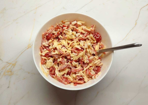 Крабовый салат с помидорами и перцем