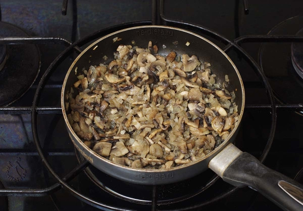 Пирожки с курицей, грибами и сыром