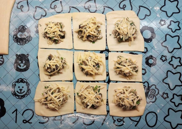 Пирожки с курицей, грибами и сыром