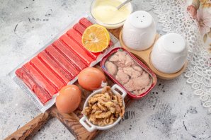Салат из крабовых палочек и печени трески Салат из крабовых палочек и печени трески