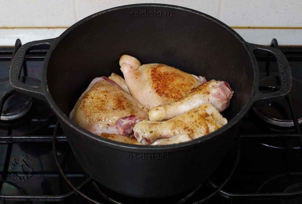 Курица, тушенная с овощами