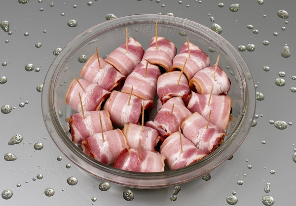 Рулетики из бекона с черносливом и грецким орехом