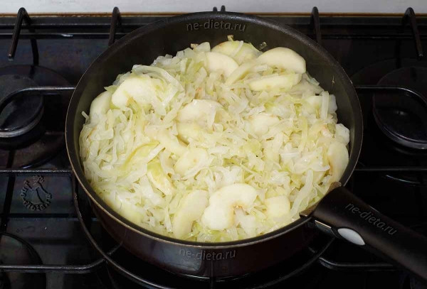 Тушеная капуста с яблоками