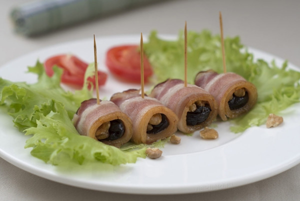 Рулетики из бекона с черносливом и грецким орехом
